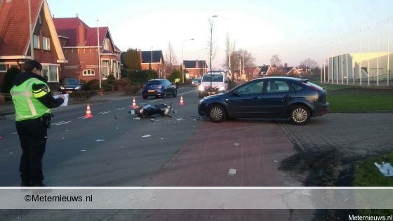 Scooterrijder gewond na botsing tegen auto in Stadskanaal. Scooterrijder gewond na botsing tegen auto in Stadskanaal.