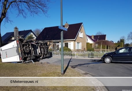 Glaswagen op de kant na botsing met personenauto in Veenoord. Glaswagen op de kant na botsing met personenauto in Veenoord.