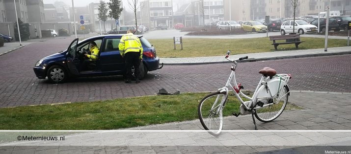 Nieuw-Roden: automobilist gewond bij botsing tegen boom. Nieuw-Roden: automobilist gewond bij botsing tegen boom.