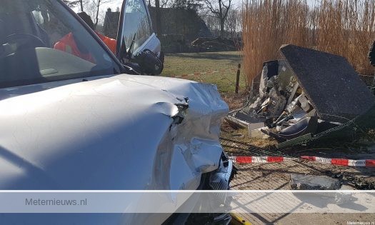Auto botst op transformatorhuis. 20 huishoudens zonder stroom in Zeegse(Video) |