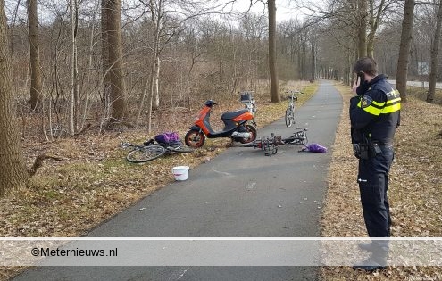 Fietsers gewond na aanrijding in de Vinkenbuurt. Fietsers gewond na aanrijding in de Vinkenbuurt.