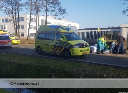 Voetganger zwaar gewond na botsing met auto in Assen. Voetganger zwaar gewond na botsing met auto in Assen.