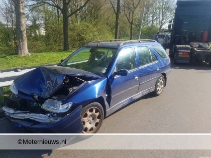 Automobilist gewond na botsing tegen vrachtwagen in Assen.