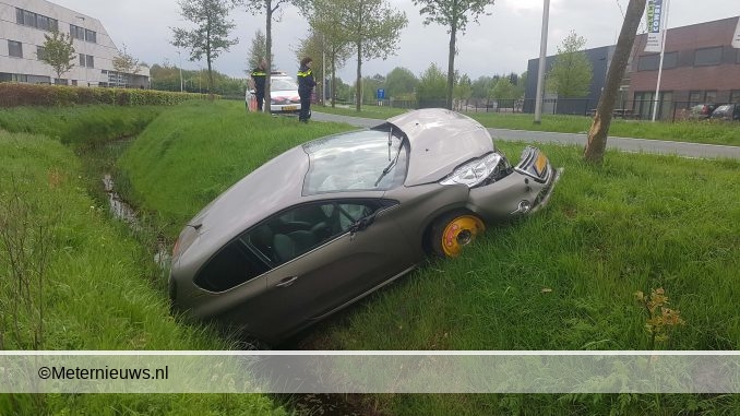 AUTOMOBILIST DUIKT SLOOT IN ASSEN IN