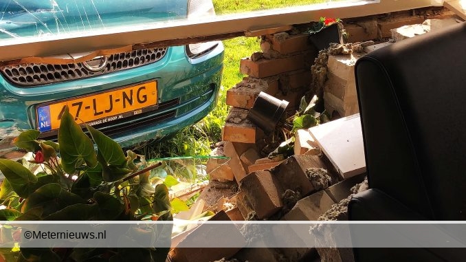 AUTOMOBILIST RIJDT EIGEN WONING IN NIJLAND BINNEN4