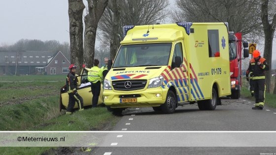 Dodelijk ongeval in ’t Zand. Auto frontaal op boom. Dodelijk ongeval in ’t Zand. Auto frontaal op boom.