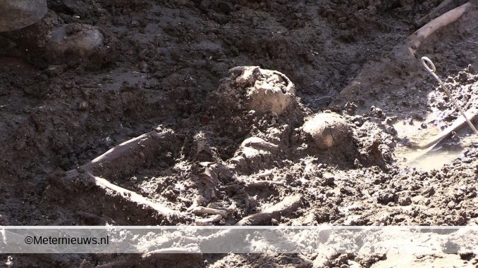 ZES SKELETTEN GEVONDEN BIJ GRAAFWERK BIJ KERK BOLSWARD