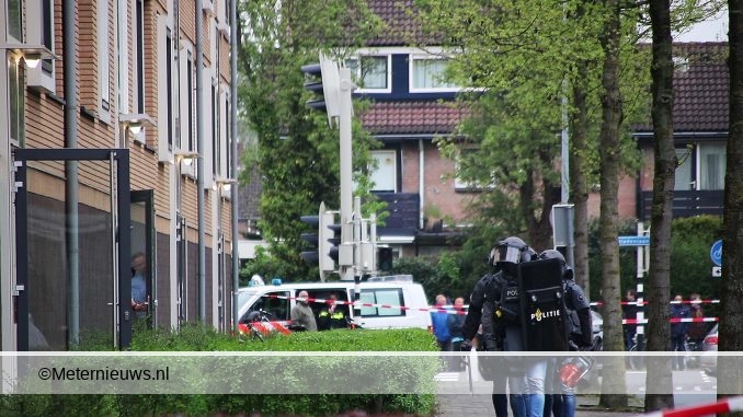 arrestatie team valt woning in Groningen binnen