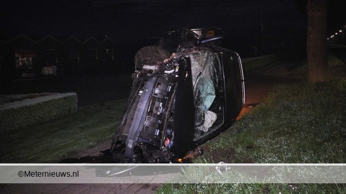auto op de kant in Elim
