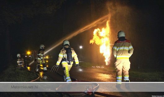 Boom in brand door blikseminslag (video) |