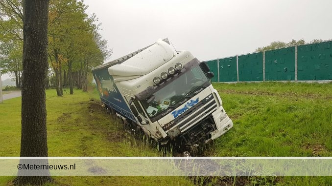 vrachtwagen in de sloot a28 rogat2