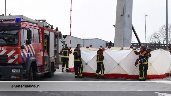 Wielrenster zwaar gewond na aanrijding tegen vrachtwagen. Wielrenster zwaar gewond na aanrijding tegen vrachtwagen.