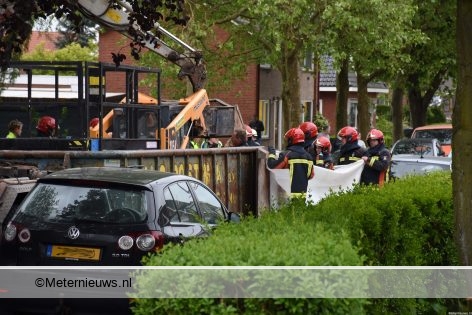 Man komt om door ongeluk met shovel in weiland. Man komt om door ongeluk met shovel in weiland.