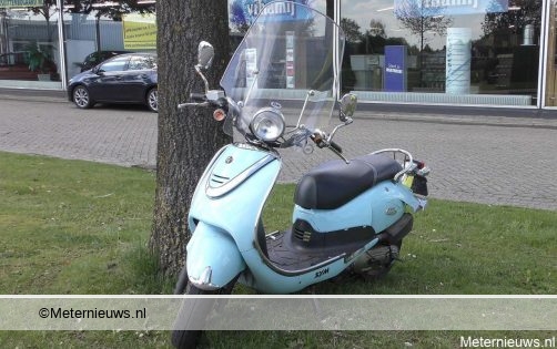 Scooterrijder gewond bij botsing met auto in Deventer. Scooterrijder gewond bij botsing met auto in Deventer.