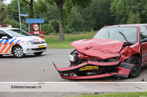 Licht gewonde na botsing auto’s in 2e Exloermond.