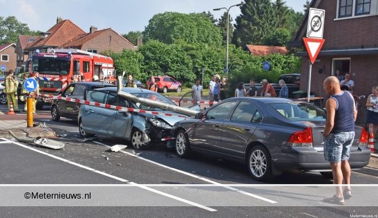 Lantaarnpaal valt op auto na botsing. Lantaarnpaal valt op auto na botsing.