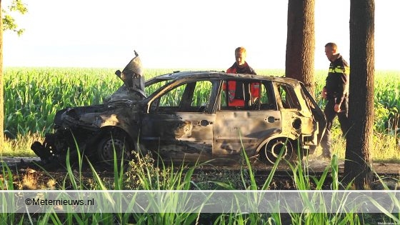Twee zwaar gewonden na ongeval en autobrand in Dalen. Twee zwaar gewonden na ongeval en autobrand in Dalen.
