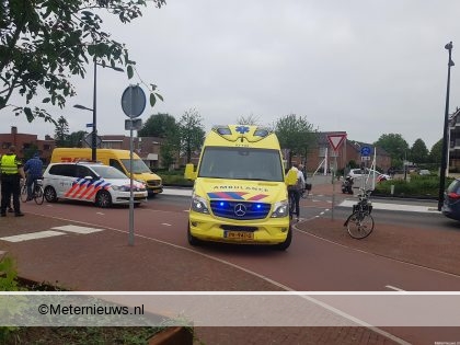 Fietsster gewond na aanrijding in Assen. Fietsster gewond na aanrijding in Assen.