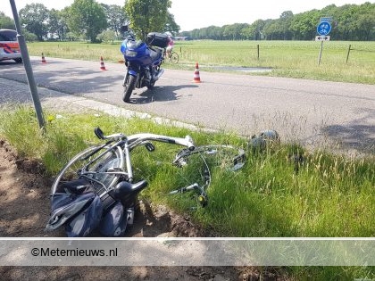 Man op ebike komt in botsing met motorrijder en raakt gewond in Erm. Man op ebike komt in botsing met motorrijder en raakt gewond in Erm.