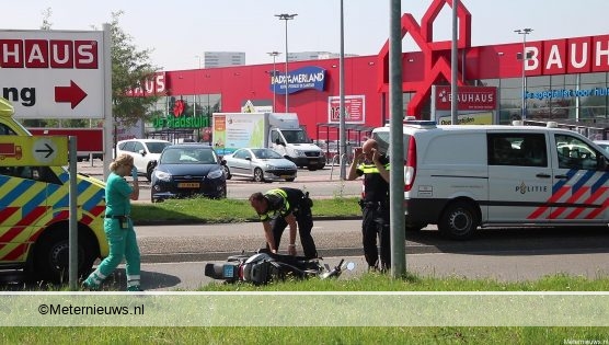 Scooterrijder gewond na ongeval in Groningen. Scooterrijder gewond na ongeval in Groningen.