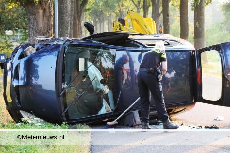 Automobilist gewond in Nieuw Roden na botsing met boom.
