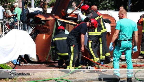 Man bekneld in auto na ongeval in Groningen. Man bekneld in auto na ongeval in Groningen.