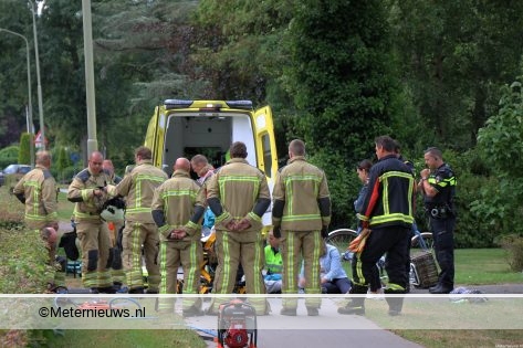 Meisje bekneld in haar fiets na aanrijding met tegemoet komende fietster in Eelde. Meisje bekneld in haar fiets na aanrijding met tegemoet komende fietster in Eelde.