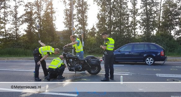 Motorrijder gewond na botsing tegen achterzijde auto in Slagharen. Motorrijder gewond na botsing tegen achterzijde auto in Slagharen.