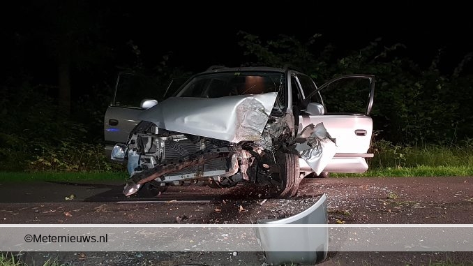 AUTOMOBILISTE TEGEN BOOM IN RODEN2