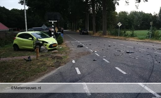 Auto’s hard met elkaar in botsing in Holsloot.