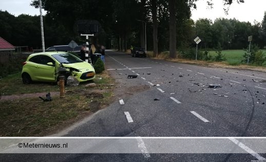 Auto’s hard met elkaar in botsing in Holsloot. Auto’s hard met elkaar in botsing in Holsloot.