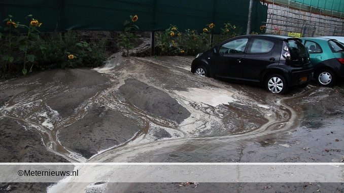 MODDERSTROOM DOOR REGEN ZET AUTOS IN GRONINGEN VAST