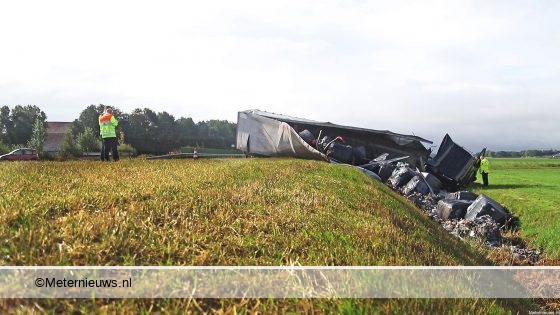 N33 tussen Veendam en Eemshaven weer los na afsluiting door gekantelde vrachtwagen. N33 tussen Veendam en Eemshaven weer los na afsluiting door gekantelde vrachtwagen.