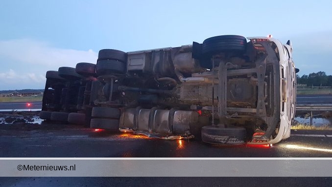A28 geblokkerd door omgevallen vrachtwagen met mest