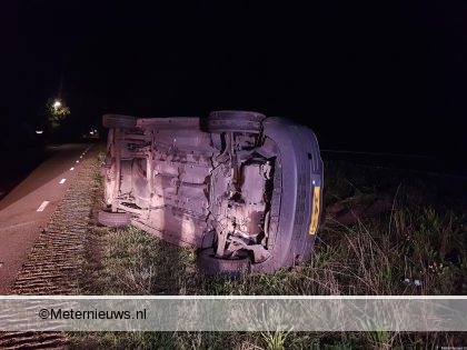 Automobilist op de kant na ongeval in Balkbrug. Automobilist op de kant na ongeval in Balkbrug.