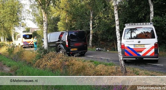 Ebiker overleden na botsing tegen busje in Drijber. Ebiker overleden na botsing tegen busje in Drijber.