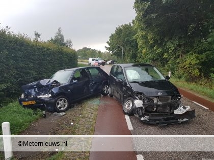 Frontale aanrijding in Ruinerwold met twee gewonden. Frontale aanrijding in Ruinerwold met twee gewonden.
