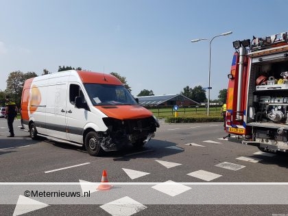 Licht gewonde na botsing Bedrijfsbusje/personenauto in Slagharen. Licht gewonde na botsing Bedrijfsbusje/personenauto in Slagharen.