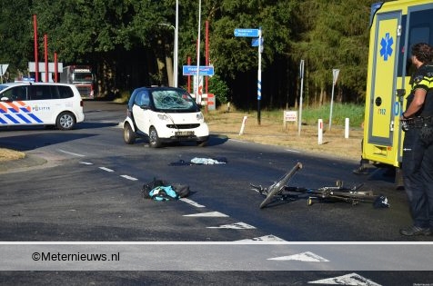 Fietser ernstig gewond na botsing tegen auto in Vledderveen.