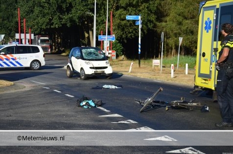 Fietser ernstig gewond na botsing tegen auto in Vledderveen. Fietser ernstig gewond na botsing tegen auto in Vledderveen.