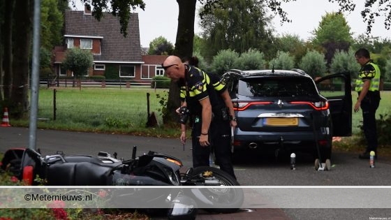 Twee gewonden na ongeval motor – Auto in Garsthuizen. Twee gewonden na ongeval motor – Auto in Garsthuizen.