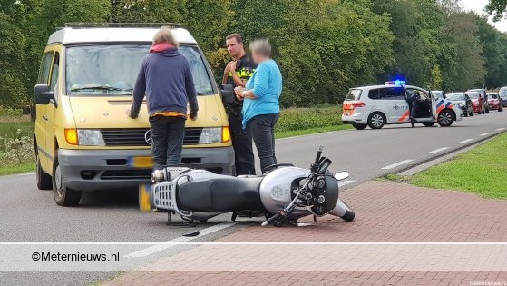 Motorrijder gewond na botsing Veenhuizen. Motorrijder gewond na botsing Veenhuizen.