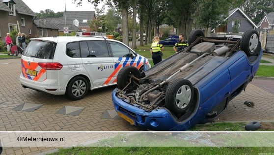 Auto over de kop in Borger na aanrijding. Auto over de kop in Borger na aanrijding.