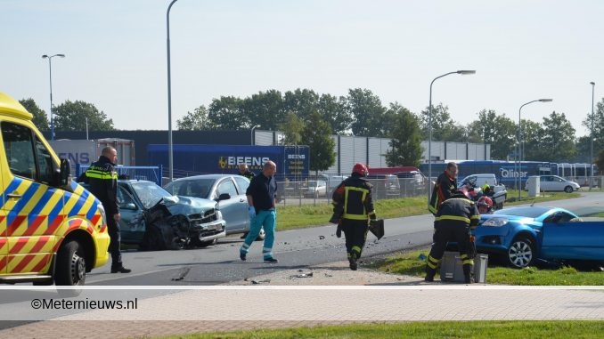 AUTO'S BOTSEN IN STADSKANAAL MET TWEE GEWONDEN