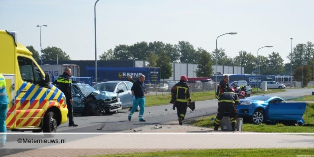 Twee gewonden na botsing tussen drie voertuigen in Stadskanaal.