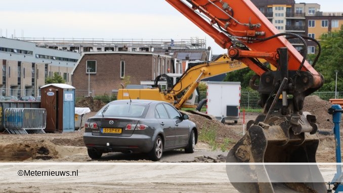 VERGETEN AUTO STAAT MIDDEN OP BOUWTERREIN IN ASSEN4