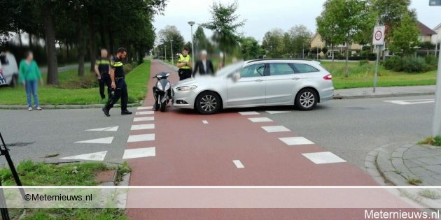 Scooterrijder gewond na botsing tegen auto in Hoogeveen. Scooterrijder gewond na botsing tegen auto in Hoogeveen.