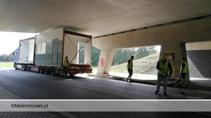 vrachtwagen vast onder viadukt Zwartemeer2