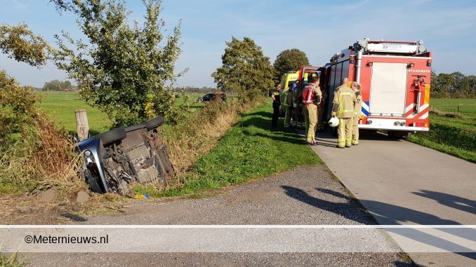AUTO OP DE KOP IN DE SLOOT IN SANDEBUUR