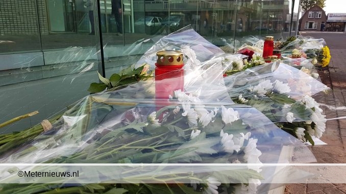 BLOEMEN OP DE PLAATS WAAR DE CHINEES RESTAURANT EIGENAAR DE DOOD